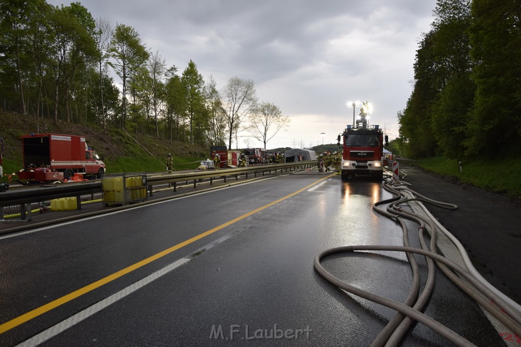 VU Gefahrgut LKW umgestuerzt A 4 Rich Koeln Hoehe AS Gummersbach P241.JPG - Miklos Laubert